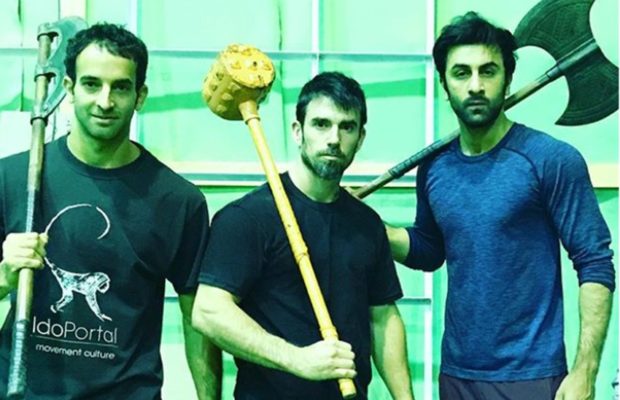 Ranbir Kapoor walked in arms with his arms? | हातात शस्त्र घेऊन रणबीर कपूर चालला कुठे ?