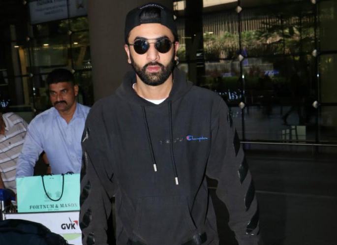 Ranbir Kapoor's cool look at the airport | एअरपोर्टवर दिसला रणबीर कपूरचा कूल अंदाज
