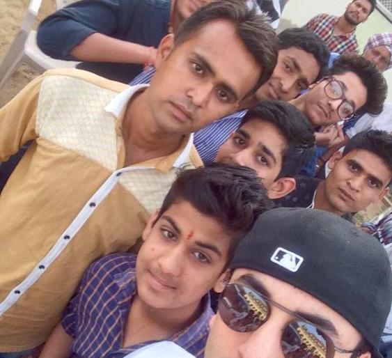 Ranbir-Anushka-Fuad shoot in the crowd of fans | फॅन्सच्या गर्दीत रणबीर-अनुष्का-फवादचा शूट Ranbir-Anushka-Fuad shoot in the crowd of fans | फॅन्सच्या गर्दीत रणबीर-अनुष्का-फवादचा शूट
