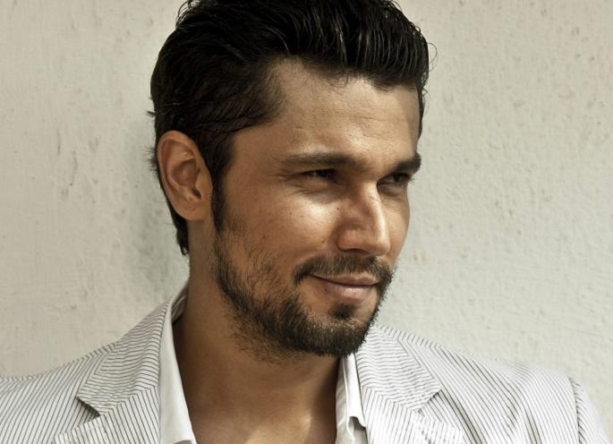 Randeep Hooda is searching for 'real' hero | रणदीप हुड्डा शोधतोय ‘असली’ हीरो Randeep Hooda is searching for 'real' hero | रणदीप हुड्डा शोधतोय ‘असली’ हीरो