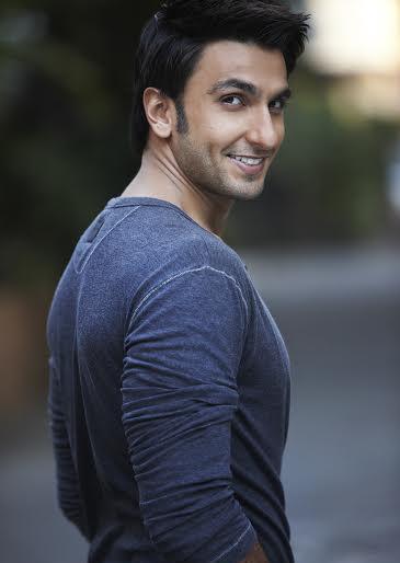 Ranveer, his 'bizhikre' look! | रणवीर मिरवतोय त्याचा ‘बेफिक्रे’ लुक !