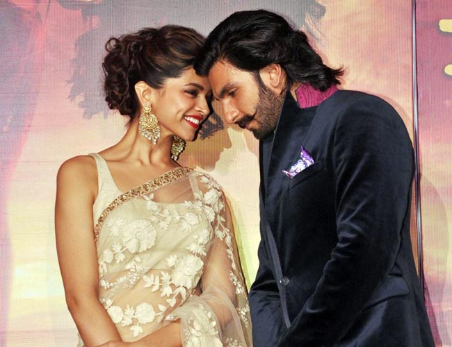 For this reason Ranveer Singh and Deepika Padukone have kept the difference | तर या कारणामुळे रणवीर सिंग आणि दीपिका पादुकोणने ठेवले आहे अंतर For this reason Ranveer Singh and Deepika Padukone have kept the difference | तर या कारणामुळे रणवीर सिंग आणि दीपिका पादुकोणने ठेवले आहे अंतर