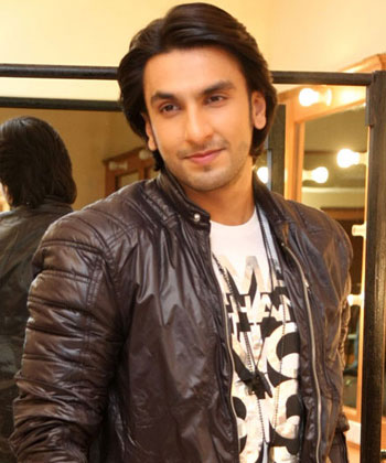 Ranveer Singh leaves for Paris ... | रणवीर सिंग पॅरिसला रवाना... Ranveer Singh leaves for Paris ... | रणवीर सिंग पॅरिसला रवाना...