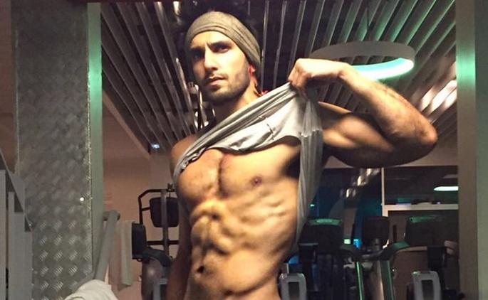 See: Ranveer's eight abus !! | पाहा : रणवीरचे आठ अॅब्स !! See: Ranveer's eight abus !! | पाहा : रणवीरचे आठ अॅब्स !!