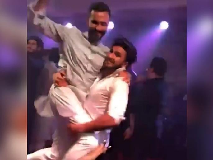 Ranveer Singh, Sonam Kapoor's dancer, lifted his husband, watch the video! | सोनम कपूरच्या पतीला उचलून घेत रणवीर सिंगने केला डान्स, पाहा व्हिडीओ!