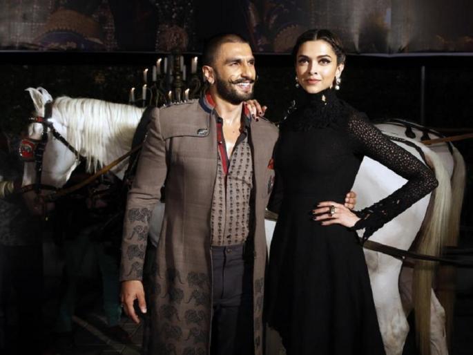 WATCH VIDEO: Ranvir Singh and Deepika Padukone romantic! Forget about the world !! | WATCH VIDEO : रणवीर सिंह व दीपिका पादुकोण झालेत रोमॅन्टिक! विसरले जगाचे भान!! WATCH VIDEO: Ranvir Singh and Deepika Padukone romantic! Forget about the world !! | WATCH VIDEO : रणवीर सिंह व दीपिका पादुकोण झालेत रोमॅन्टिक! विसरले जगाचे भान!!