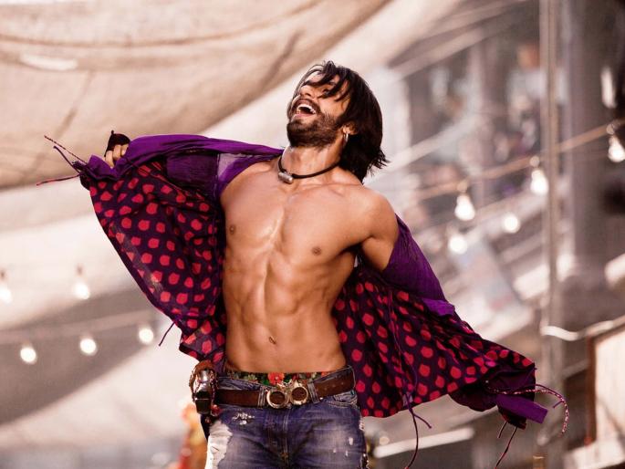 At the time of the show 'Sultan', Ranveer performed at the stage! | रणवीरने केली ‘सुल्तान’ च्या शोवेळी स्टेजवर धम्माल! At the time of the show 'Sultan', Ranveer performed at the stage! | रणवीरने केली ‘सुल्तान’ च्या शोवेळी स्टेजवर धम्माल!