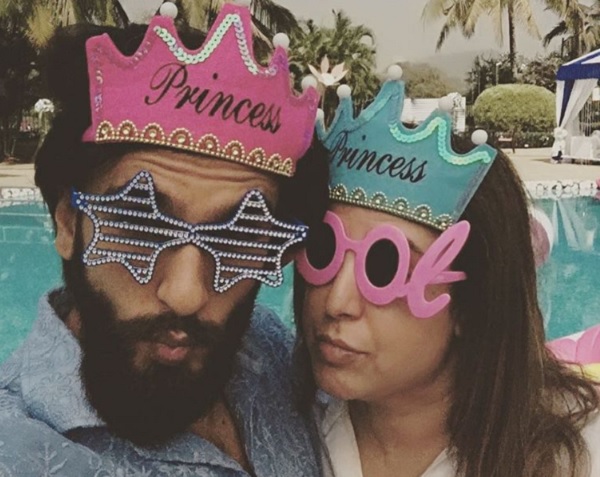 WATCH THIS: Swimingpool neighbors Romana with Ranveer Singh and Farah Khan | WATCH THIS: रणवीर सिंग आणि फराह खान यांचा स्वीमिंगपूल शेजारी रोमान्स WATCH THIS: Swimingpool neighbors Romana with Ranveer Singh and Farah Khan | WATCH THIS: रणवीर सिंग आणि फराह खान यांचा स्वीमिंगपूल शेजारी रोमान्स
