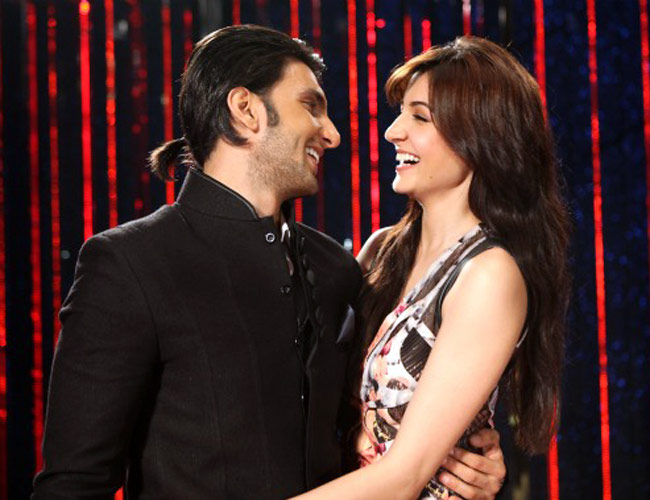 Ranveer Singh said this after his ex girlfriend Anushka Sharma's wedding | आपली एक्स गर्लफ्रेंड अनुष्का शर्माच्या लग्नानंतर हे काय म्हणाला रणवीर सिंग Ranveer Singh said this after his ex girlfriend Anushka Sharma's wedding | आपली एक्स गर्लफ्रेंड अनुष्का शर्माच्या लग्नानंतर हे काय म्हणाला रणवीर सिंग