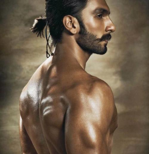 Ranveer imitated the 'Sultan' Pose! | रणवीरने केले ‘सुल्तान’ च्या पोझचे अनुकरण!