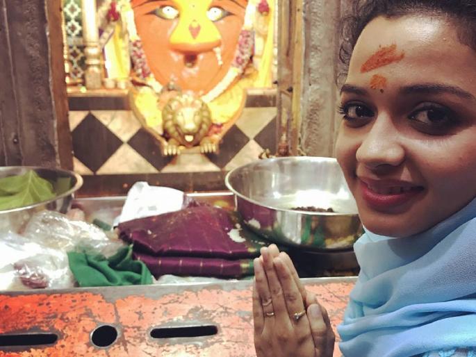 Kulswamini fame Rashmi unpunction went to Mahuragad and saw Renukamata's vision | कुलस्वामिनी फेम रश्मी अनपटने माहुरगडावर जाऊन घेतले रेणुकामातेचे दर्शन