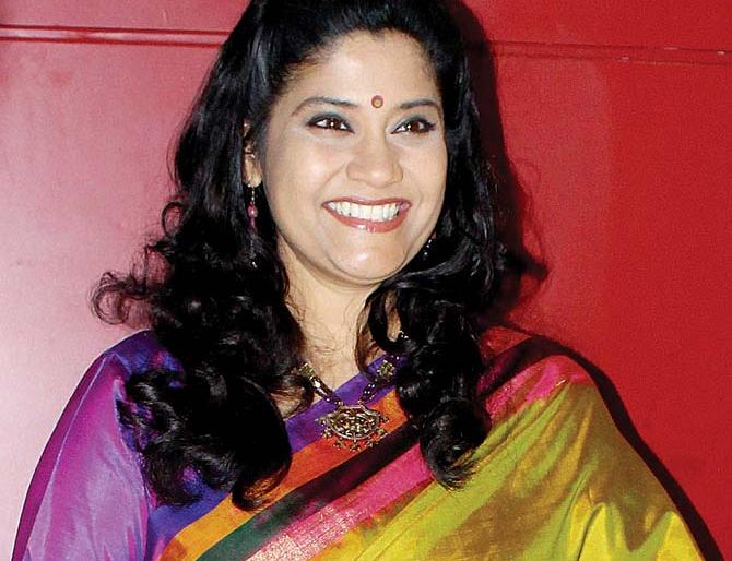 It is wrong to put GST on sanitary napkin: Renuka Shahane | सॅनिटरी नॅपकिनवर जीएसटी लावणे चुकीचे: रेणुका शहाणे