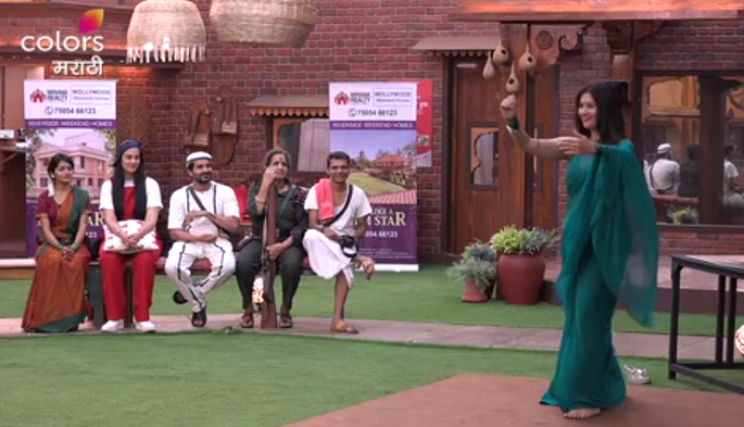 Usha Nadkarni becomes Gabbar in Bigg Boss and silk Tipnis sings on the song of Sridevi | बिग बॉस मराठीमध्ये उषा नाडकर्णी बनणार गब्बर तर रेशम टिपणीस थिरकरणार श्रीदेवीच्या गाण्यावर Usha Nadkarni becomes Gabbar in Bigg Boss and silk Tipnis sings on the song of Sridevi | बिग बॉस मराठीमध्ये उषा नाडकर्णी बनणार गब्बर तर रेशम टिपणीस थिरकरणार श्रीदेवीच्या गाण्यावर