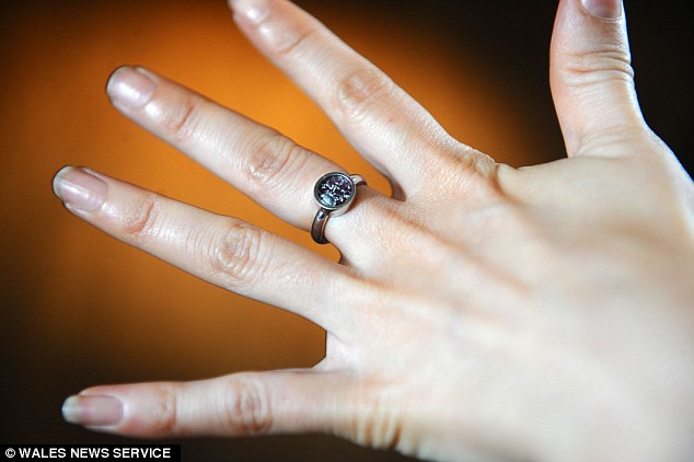 Impress your Valentine with 'Ring Tattoo' | ‘रिंग टॅटू’ने करा तुमच्या व्हॅलेंटाईनला इम्प्रेस