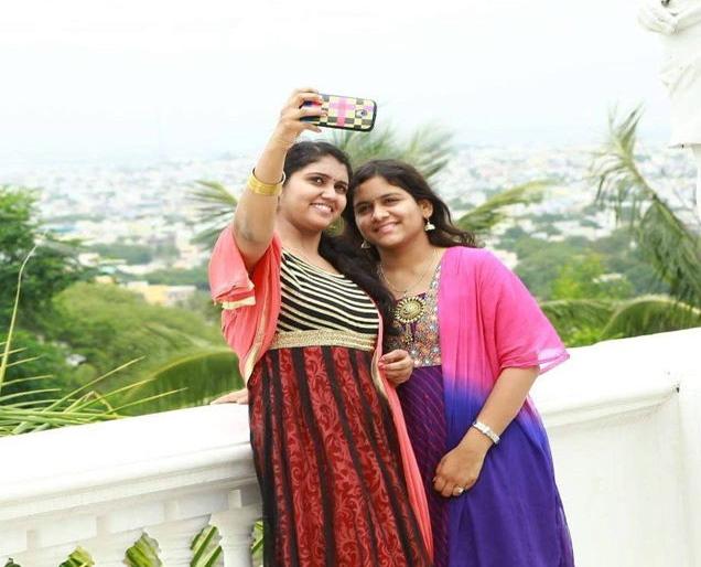 Selfishi self-temptation! | ​आर्चीलाही सेल्फीचा मोह !