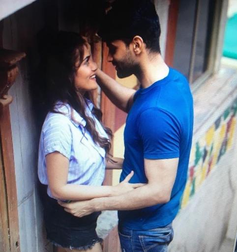 Happy Valentine's Day was given by Pasha Paras Fame Rishi Saxena in a special estimate given by Isha Kesar in Jai Malhar. | ​जय मल्हारमधील इशा केसकरने काहे दिया परदेस फेम ऋषी सक्सेनाला अशा खास अंदाजात दिल्या व्हॅलेंटाईन डेच्या शुभेच्छा