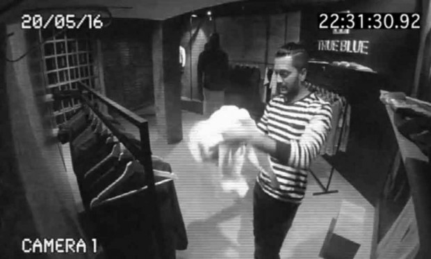 Ritching clothes stolen ... imprisoned in CC TV | रितेश करतोय कपड्यांची चोरी...सीसी टिव्हीमध्ये कैद Ritching clothes stolen ... imprisoned in CC TV | रितेश करतोय कपड्यांची चोरी...सीसी टिव्हीमध्ये कैद