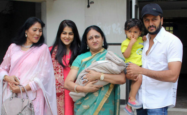 Ritesh-Genelia gives birth to newborn baby | रितेश-जेनेलियाने दिली नव्या बाळासह पोझ Ritesh-Genelia gives birth to newborn baby | रितेश-जेनेलियाने दिली नव्या बाळासह पोझ