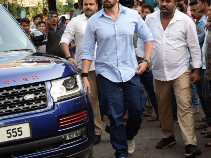 Many celebrities have taken the last rites of the director Neeraj Vora | दिग्दर्शक नीरज वोराच्या अंतिम दर्शनाला अनेक सेलिब्रेटींनी लावली हजेरी