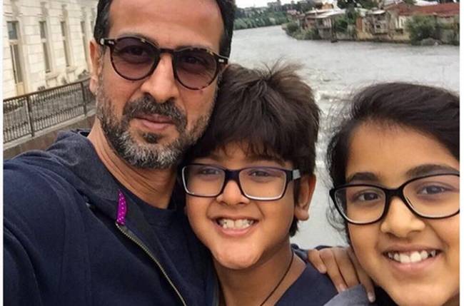 Ronit is entertaining holiday | रोनित एन्जॉय करतोय हॉलिडे