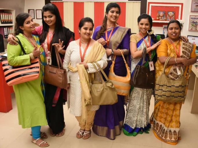 Purushottam Barden's 'Sahajanani' | पुरुषोत्तम बेर्डेंच्या ‘सहाजणी’ Purushottam Barden's 'Sahajanani' | पुरुषोत्तम बेर्डेंच्या ‘सहाजणी’