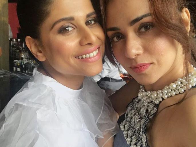 So Sai Tamhankar and Amrita Khanvilkar look together! | म्हणून सई ताम्हणकर आणि अमृता खानविलकर दिसल्या एकत्र!