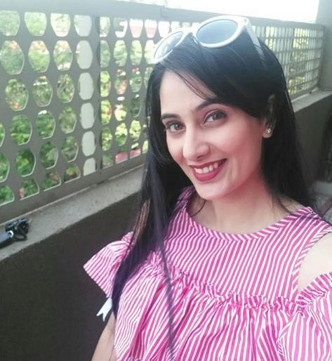 Big Boss Marathi's competitor Sai Lokur is in real life glamorous | बिग बॉस मराठीची स्पर्धक सई लोकूर खऱ्या आयुष्यात आहे ग्लॅमरस