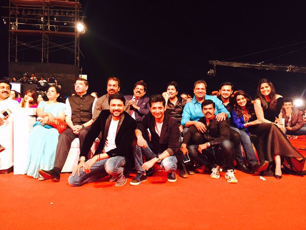 Artists smoke in the awards | ​अ‍ॅवॉर्ड्समध्ये कलाकारांची धुम