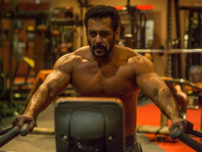 Salman Khan's muscular body, the woman said, 'I love you Tiger'! | सलमान खानची मस्क्युलर बॉडी बघून तरुणीने म्हटले, ‘आय लव्ह यू टायगर’!