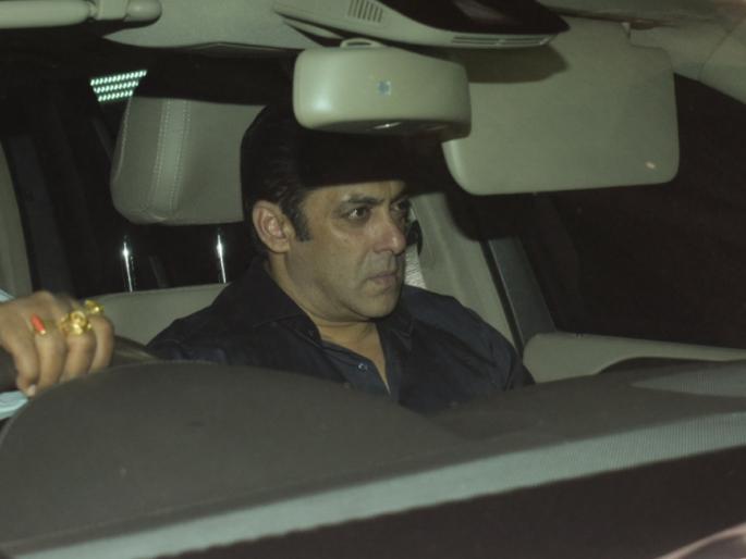 Salman Khan tears after taking a glimpse of Sridevi | श्रीदेवी यांच्या पार्थिवाचे दर्शन घेतल्यावर सलमान खानला अश्रू झाले अनावर