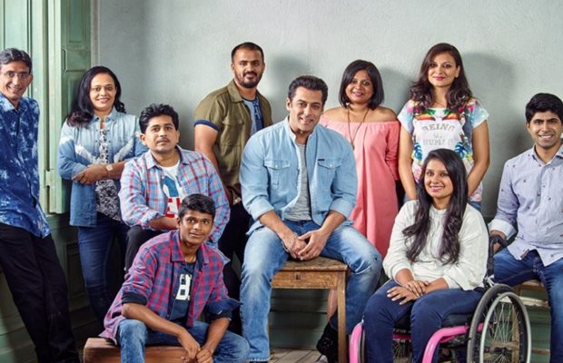 Salman Khan shared photos with real heroes !! | सलमान खानने खऱ्या हिरोज्सोबतचा फोटो केला शेअर!! Salman Khan shared photos with real heroes !! | सलमान खानने खऱ्या हिरोज्सोबतचा फोटो केला शेअर!!