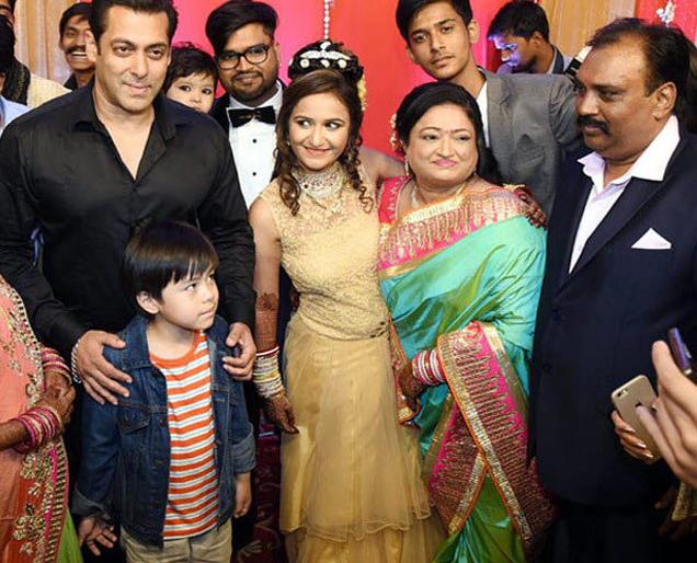 SEE PHOTO: Salman Khan, along with his family, introduced this conjecture to the driver's wedding wedding reception. | SEE PHOTO:सलमान खानने कुटुंबियांसह ड्रायव्हरच्या मुलाच्या वेडिंग रिसेप्शनला या अंदाजात लावली हजेरी SEE PHOTO: Salman Khan, along with his family, introduced this conjecture to the driver's wedding wedding reception. | SEE PHOTO:सलमान खानने कुटुंबियांसह ड्रायव्हरच्या मुलाच्या वेडिंग रिसेप्शनला या अंदाजात लावली हजेरी