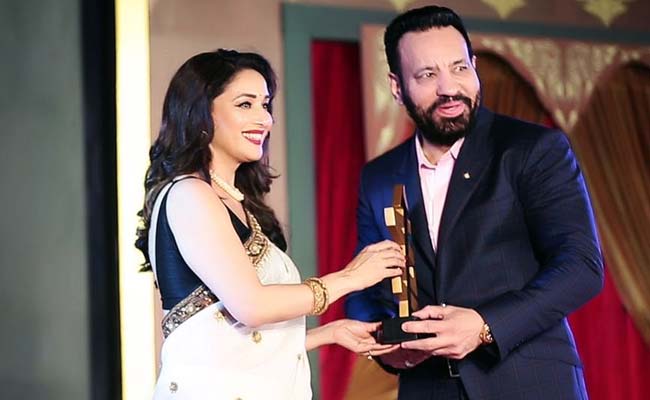 Salman Khan's 'Bodyguard' Madhura Dixit honored! | सलमान खानच्या ‘बॉडीगार्ड’ शेराचा माधुरी दीक्षितने केला सन्मान! Salman Khan's 'Bodyguard' Madhura Dixit honored! | सलमान खानच्या ‘बॉडीगार्ड’ शेराचा माधुरी दीक्षितने केला सन्मान!