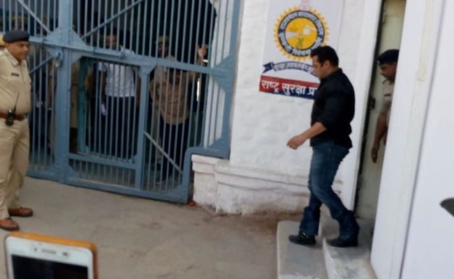 'Hai' decision taken by producer of 'Baji-2' to punish Salman Khan | सलमान खानला शिक्षा ठोठावताच ‘बागी-२’च्या निर्मात्याने घेतला ‘हा’ निर्णय!!