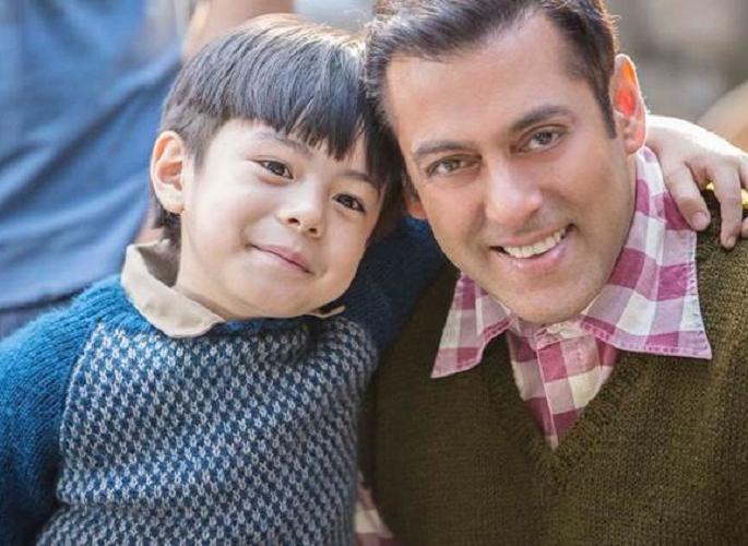 Video Alert: Have you seen this video of a little friend of Salman Khan? | Video Alert : ​सलमान खानच्या छोट्या मित्राचा हा व्हिडिओ तु्म्ही पाहिलात का?