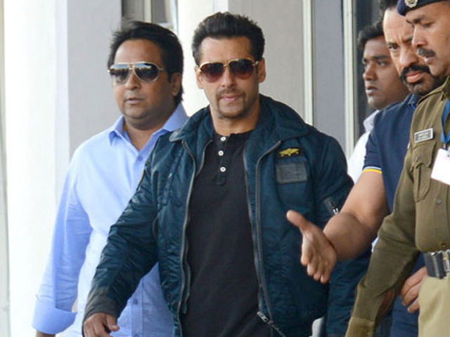 Salman Khan removed the 'Fitoor Bodyguards' expulsion !! | सलमान खानने ‘त्या’ फितूर बॉडीगार्ड्सची केली हकालपट्टी!! Salman Khan removed the 'Fitoor Bodyguards' expulsion !! | सलमान खानने ‘त्या’ फितूर बॉडीगार्ड्सची केली हकालपट्टी!!