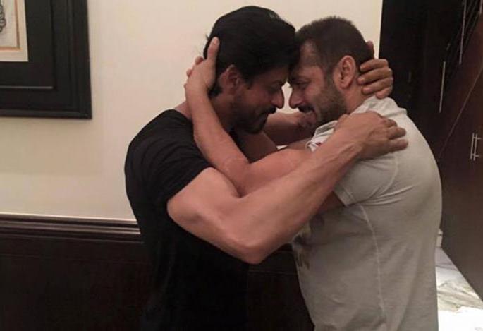 The story behind Shahrukh-Salman's 'friendship and animosity' story ...! | शाहरूख-सलमानच्या ‘दोस्ती अन् दुश्मनी’ची पडद्यामागची कथा...! The story behind Shahrukh-Salman's 'friendship and animosity' story ...! | शाहरूख-सलमानच्या ‘दोस्ती अन् दुश्मनी’ची पडद्यामागची कथा...!