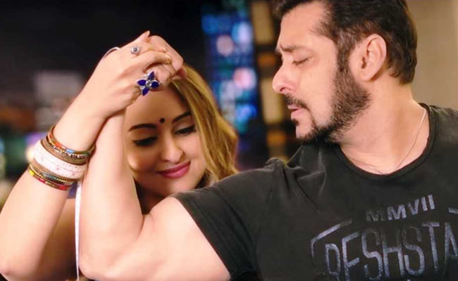 Sonakshi Sinha on Dabangg Salman Khan's muscles! | दबंग सलमान खानच्या मसल्सवर सोनाक्षी सिन्हा झाली फिदा! Sonakshi Sinha on Dabangg Salman Khan's muscles! | दबंग सलमान खानच्या मसल्सवर सोनाक्षी सिन्हा झाली फिदा!