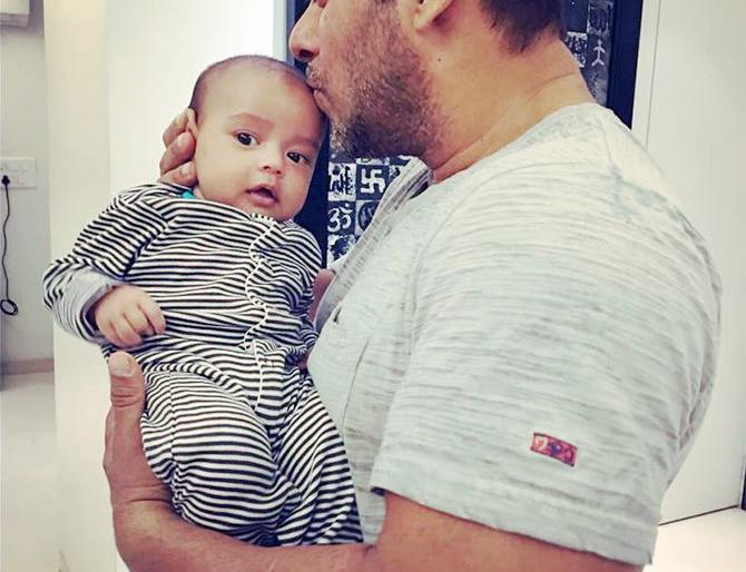 Salman teaches ahil song | सलमानने शिकवले अहिलला गाणे