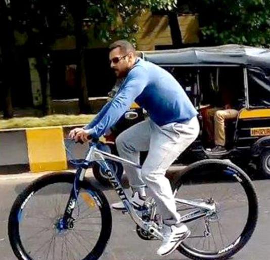 When Salman Khan walks on a bike ... | सलमान खान जेंव्हा सायकलवरून फिरतो... When Salman Khan walks on a bike ... | सलमान खान जेंव्हा सायकलवरून फिरतो...
