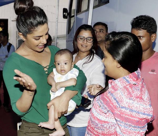 Salman's nephew is in Priyanka's house | ​प्रियंकाच्या कुशीत सलमानचा भाचा