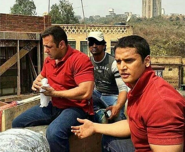 And Salman is in a hurry !! | अन् सलमानची झाली पंचाईत!! And Salman is in a hurry !! | अन् सलमानची झाली पंचाईत!!