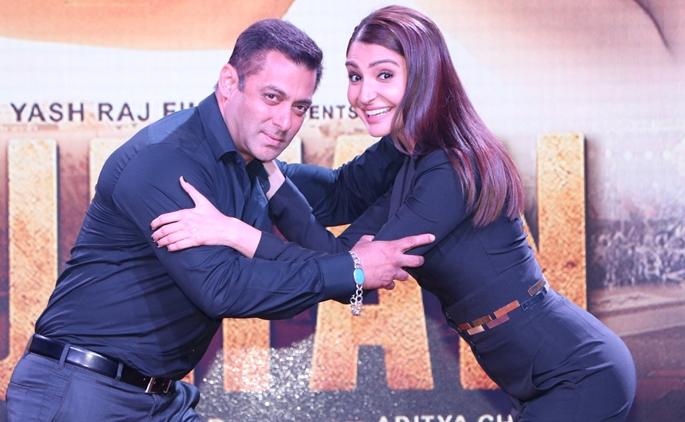 Anushka Sharma's 'Sultan' Salman Khan's fall remembers Shahrukh, Amir's wedding invitation! | शाहरूख, आमीरला लग्नाचे निमंत्रण देताना अनुष्का शर्माला ‘सुलतान’ सलमान खानचा पडला विसर!
