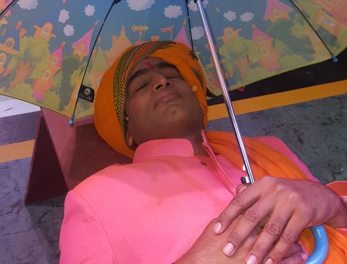 Sandeep Pathak, on Comedy's set of GST Express, has got two moments of rest | ​कॉमेडीची GST एक्सप्रेसच्या सेटवर सदाफुले म्हणजेच संदीप पाठक यांना मिळाले विश्रांतीचे दोन क्षण