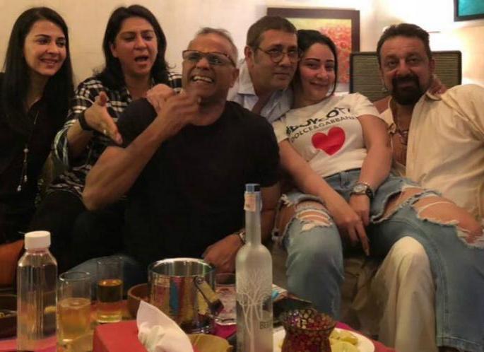 Sanjay Dutt celebrates 10th wedding anniversary, see photo! | मान्यता अन् संजय दत्तने साजरा केला लग्नाचा दहावा वाढदिवस, पाहा फोटो! Sanjay Dutt celebrates 10th wedding anniversary, see photo! | मान्यता अन् संजय दत्तने साजरा केला लग्नाचा दहावा वाढदिवस, पाहा फोटो!