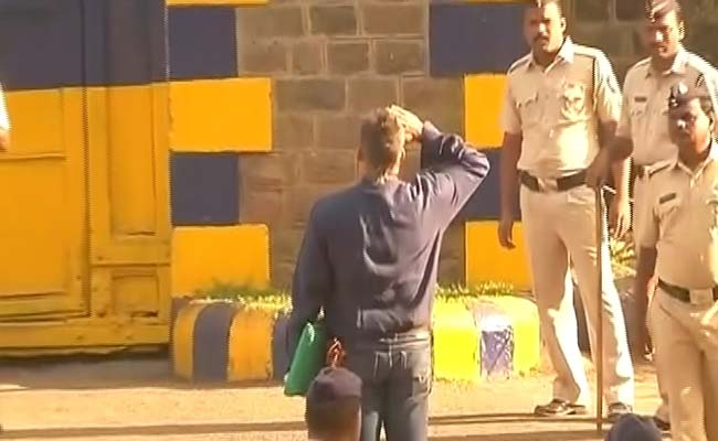 After 42 months, Sanjay Dutt was released! | ४२ महिन्यानंतर संजय दत्त सुटला !