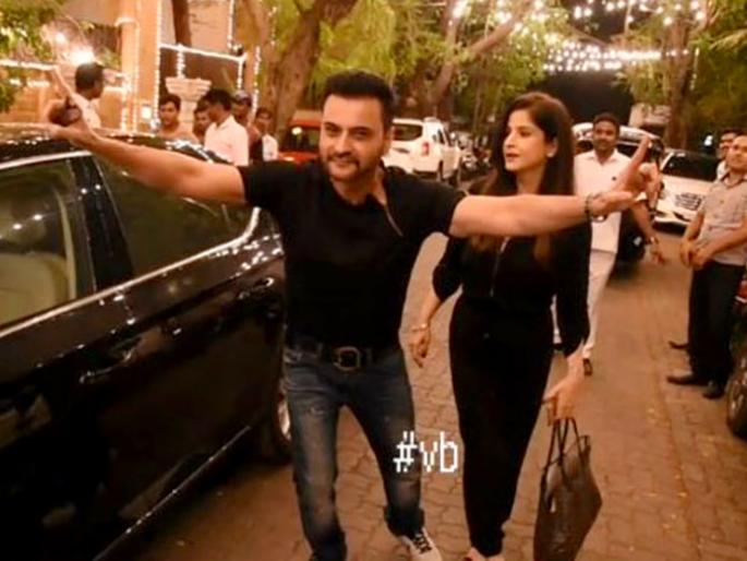 Sanjay Kapoor, the uncle of the bride, is so happy that she is on the road, see video! | पुतणीच्या लग्नाचा काका संजय कपूरला झाला इतका आनंद की रस्त्यावरच केला भांगडा, पाहा व्हिडीओ! Sanjay Kapoor, the uncle of the bride, is so happy that she is on the road, see video! | पुतणीच्या लग्नाचा काका संजय कपूरला झाला इतका आनंद की रस्त्यावरच केला भांगडा, पाहा व्हिडीओ!