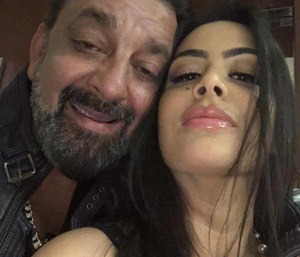 For this reason, Munna Bhai Sanjay Dutt feels that Lekhi should not step in Bollywood, this work abroad! | या कारणामुळे लेकीने बॉलिवुडमध्ये पाऊल ठेवू नये असं मुन्नाभाई संजय दत्तला वाटतं,परदेशात करते हे काम! For this reason, Munna Bhai Sanjay Dutt feels that Lekhi should not step in Bollywood, this work abroad! | या कारणामुळे लेकीने बॉलिवुडमध्ये पाऊल ठेवू नये असं मुन्नाभाई संजय दत्तला वाटतं,परदेशात करते हे काम!