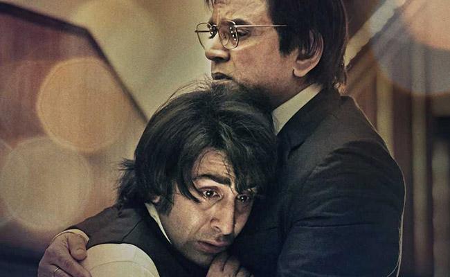 'Sanju' reveals new poster; Sunil Dutt will be in the role of 'Ha' Actor! | ‘संजू’च्या नव्या पोस्टरमध्ये झाला खुलासा; सुनील दत्त यांच्या भूमिकेत असणार ‘हा’ अभिनेता! 'Sanju' reveals new poster; Sunil Dutt will be in the role of 'Ha' Actor! | ‘संजू’च्या नव्या पोस्टरमध्ये झाला खुलासा; सुनील दत्त यांच्या भूमिकेत असणार ‘हा’ अभिनेता!