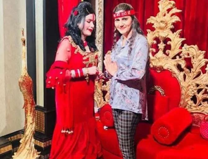 Radha reached the courtroom of her mother, Sapna Chaudhary, and added blessings to her! | राधे माँच्या दरबारात पोहोचली सपना चौधरी, हाथ जोडून घेतले आशीर्वाद!!